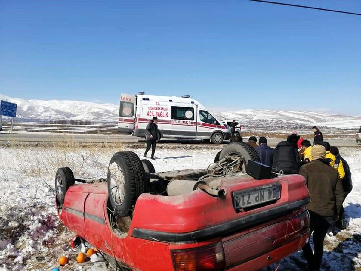 Şarampole devrilen otomobilde 5 kişi yaralandı.