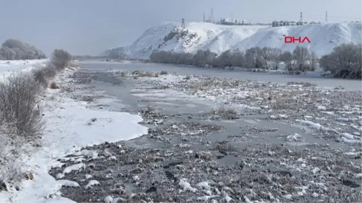 SİVAS\'TA HAVA EKSİ 17\'YE DÜŞTÜ; KIZILIRMAK NEHRİ BUZ TUTTU