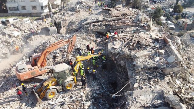 Son Dakika! Depremde hayatını kaybedenlerin sayısı 21 bin 43'e yükseldi