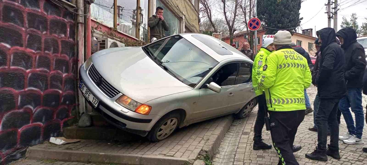 Sürücü el frenini çekmeyi unuttu, facianın eşiğinden dönüldü