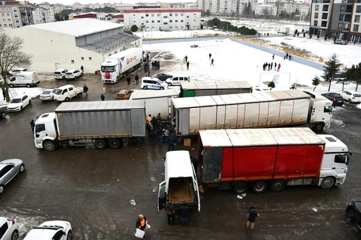 Tekirdağ\'dan deprem bölgelerine yardımlar sürüyor