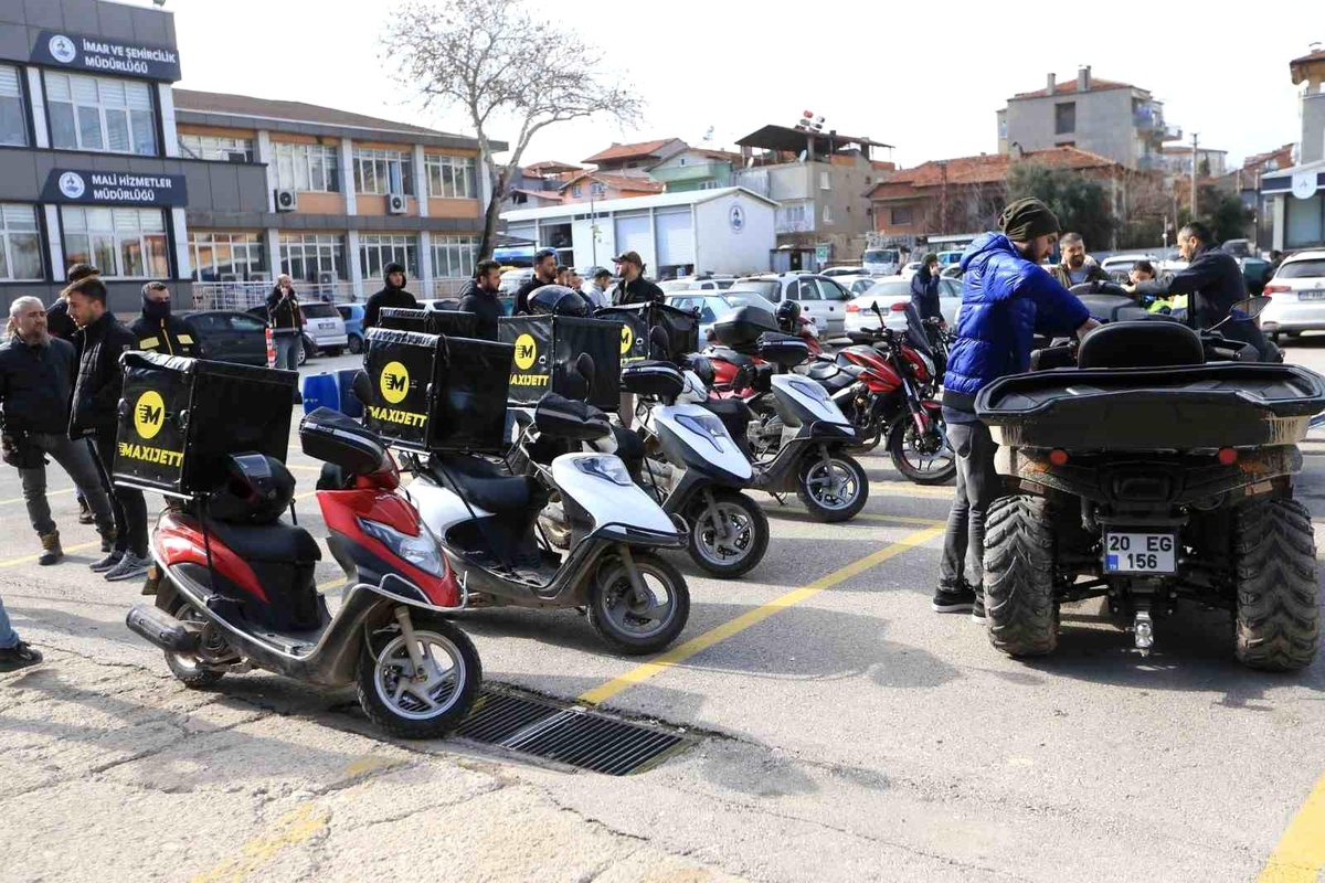 Tıkanan trafikte yaraları motosikletliler sarıyor