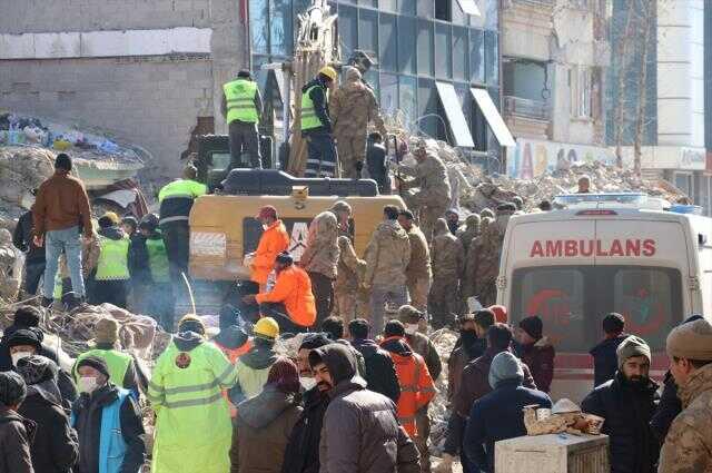 Uzman çavuş ve eşi 128 saat sonra enkazdan sağ çıkarıldı ama çocukları