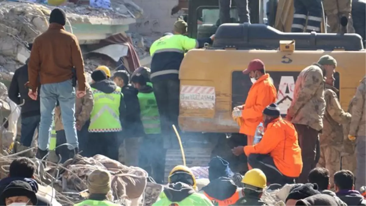 Uzman çavuş ve eşi 128 saat sonra enkazdan sağ çıkarıldı ama çocuklarından acı haber geldi