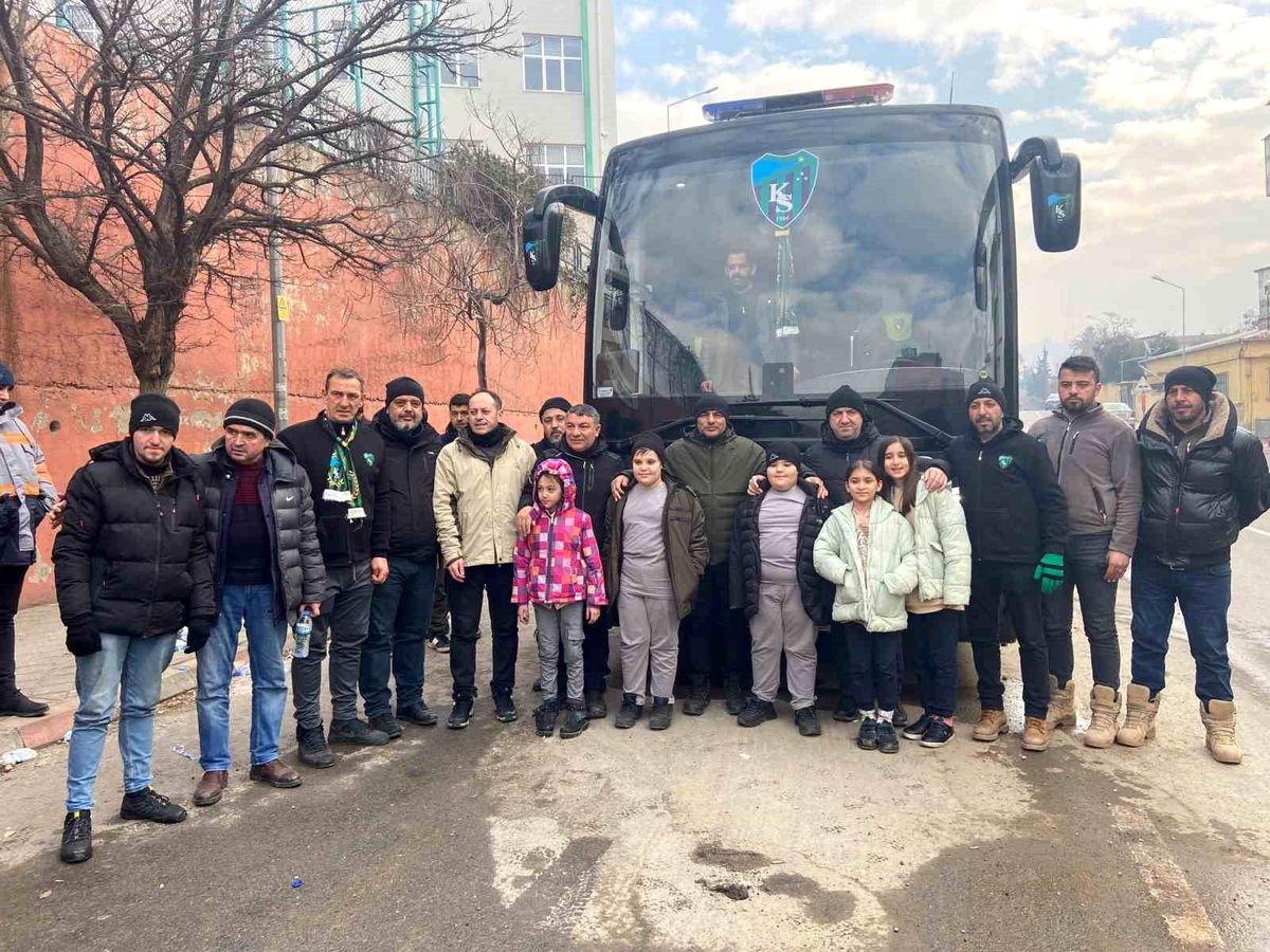 Yardım götüren Kocaelispor depremzedeleri de alarak geri dönüyor