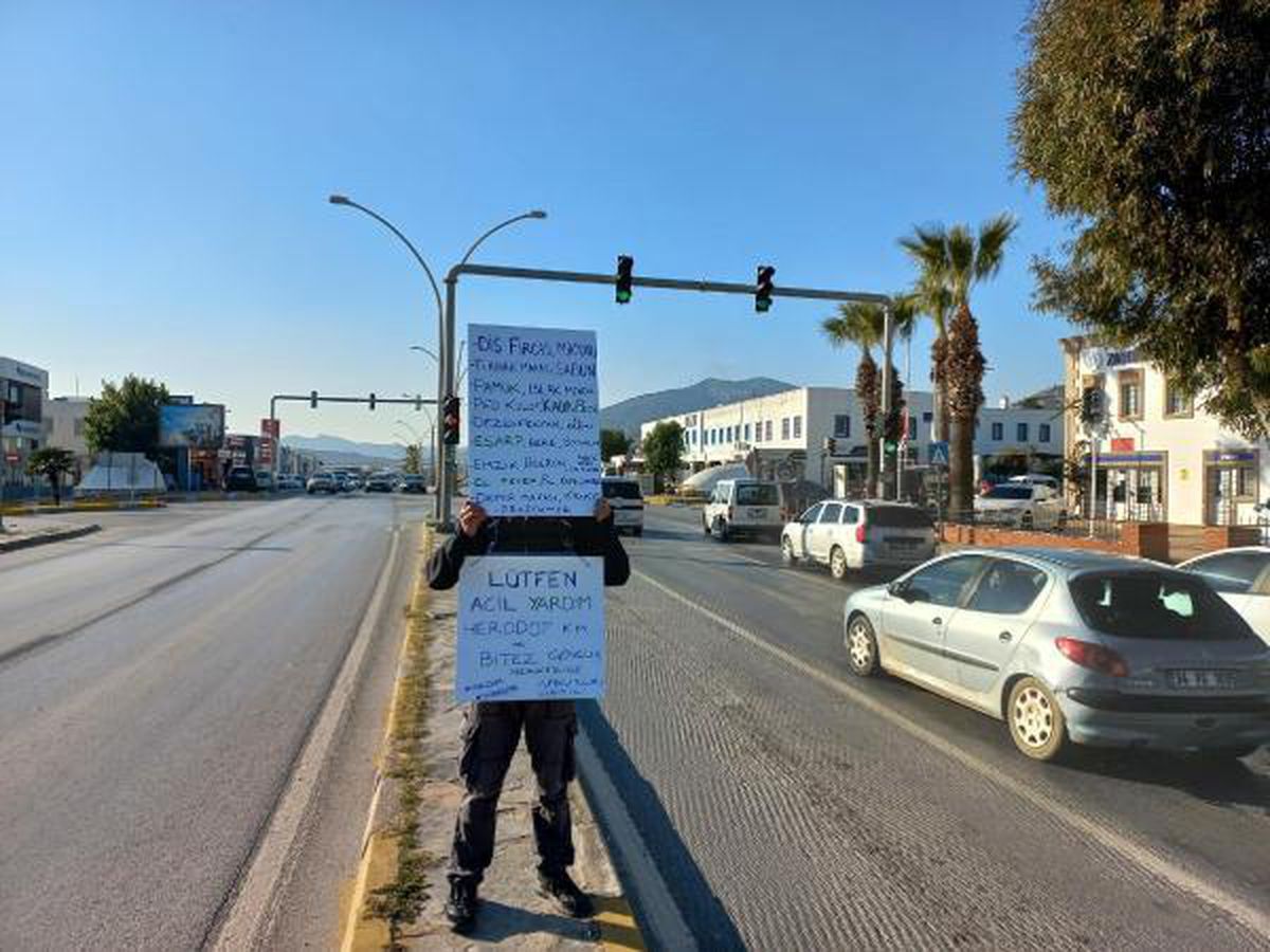 YARDIM KAMPANYASINA DİKKAT ÇEKMEK İÇİN PANKARTLA YOLA ÇIKTI