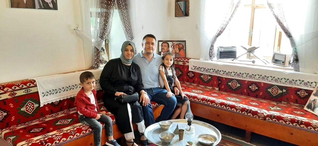 Yüzlerce kişi cenazeye akın etti, aileden geriye kalan o fotoğrafları görenler gözyaşlarını tutamadı Yüzlerce kişi cenazeye akın etti, aileden geriye kalan o fotoğrafları görenler gözyaşlarını tutamadı