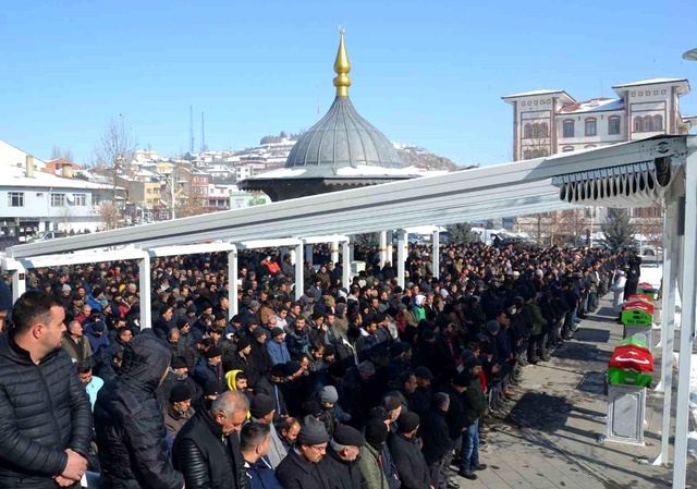 Yüzlerce kişi cenazeye akın etti, aileden geriye kalan o fotoğrafları görenler gözyaşlarını tutamadı Yüzlerce kişi cenazeye akın etti, aileden geriye kalan o fotoğrafları görenler gözyaşlarını tutamadı