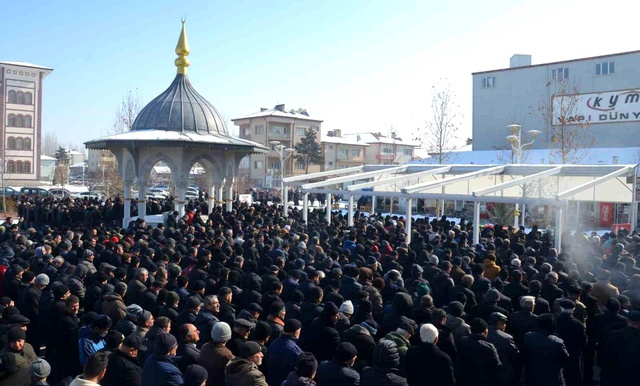 Yüzlerce kişi cenazeye akın etti, aileden geriye kalan o fotoğrafları görenler gözyaşlarını tutamadı Yüzlerce kişi cenazeye akın etti, aileden geriye kalan o fotoğrafları görenler gözyaşlarını tutamadı