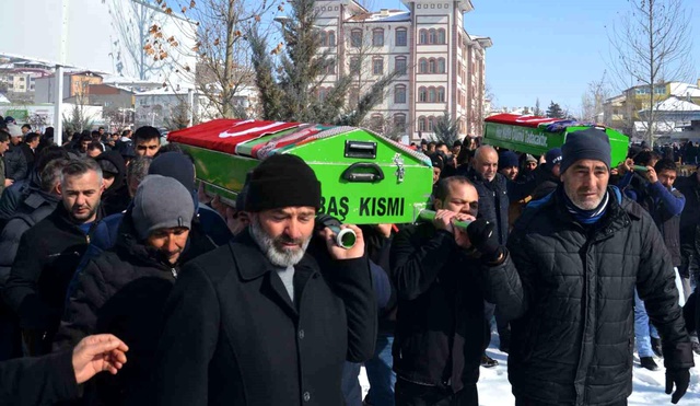 Yüzlerce kişi cenazeye akın etti, aileden geriye kalan o fotoğrafları görenler gözyaşlarını tutamadı Yüzlerce kişi cenazeye akın etti, aileden geriye kalan o fotoğrafları görenler gözyaşlarını tutamadı