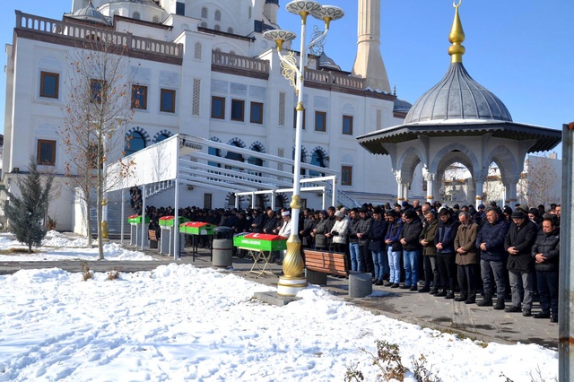 Yüzlerce kişi cenazeye akın etti, aileden geriye kalan o fotoğrafları görenler gözyaşlarını tutamadı Yüzlerce kişi cenazeye akın etti, aileden geriye kalan o fotoğrafları görenler gözyaşlarını tutamadı