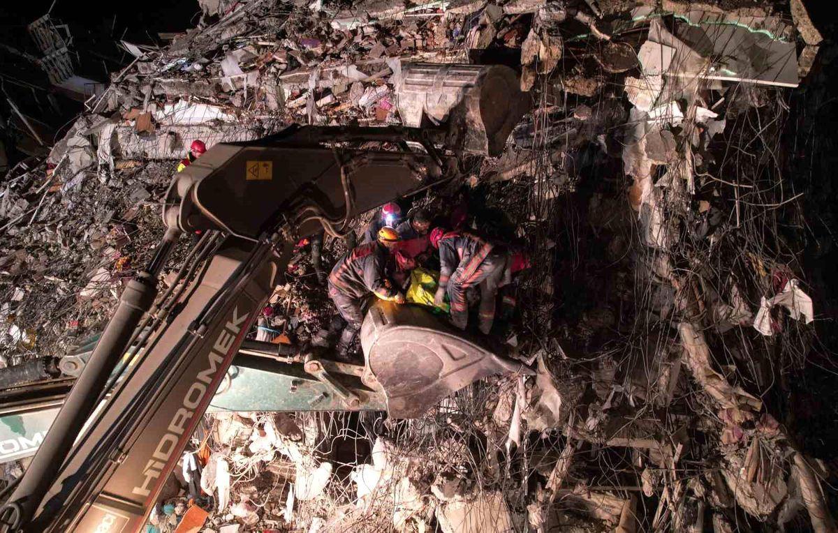 140 saat sonra inanılmaz kurtuluş! Enkazdan çıkarılan genç hayata böyle el salladı