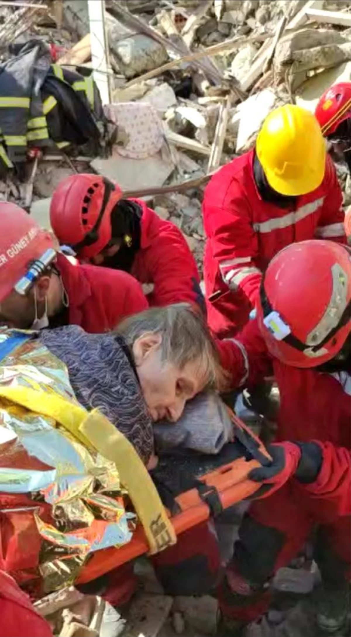 85 yaşındaki kadın depremden 152 saat sonra kurtarıldı