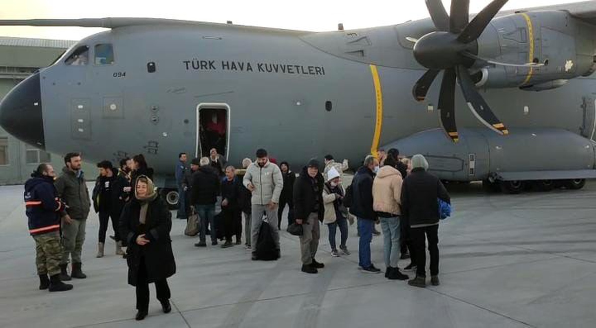 Adana\'daki 255 kişi Türk Silahlı Kuvvetleri\'ne ait uçakla İstanbul\'a getirildi