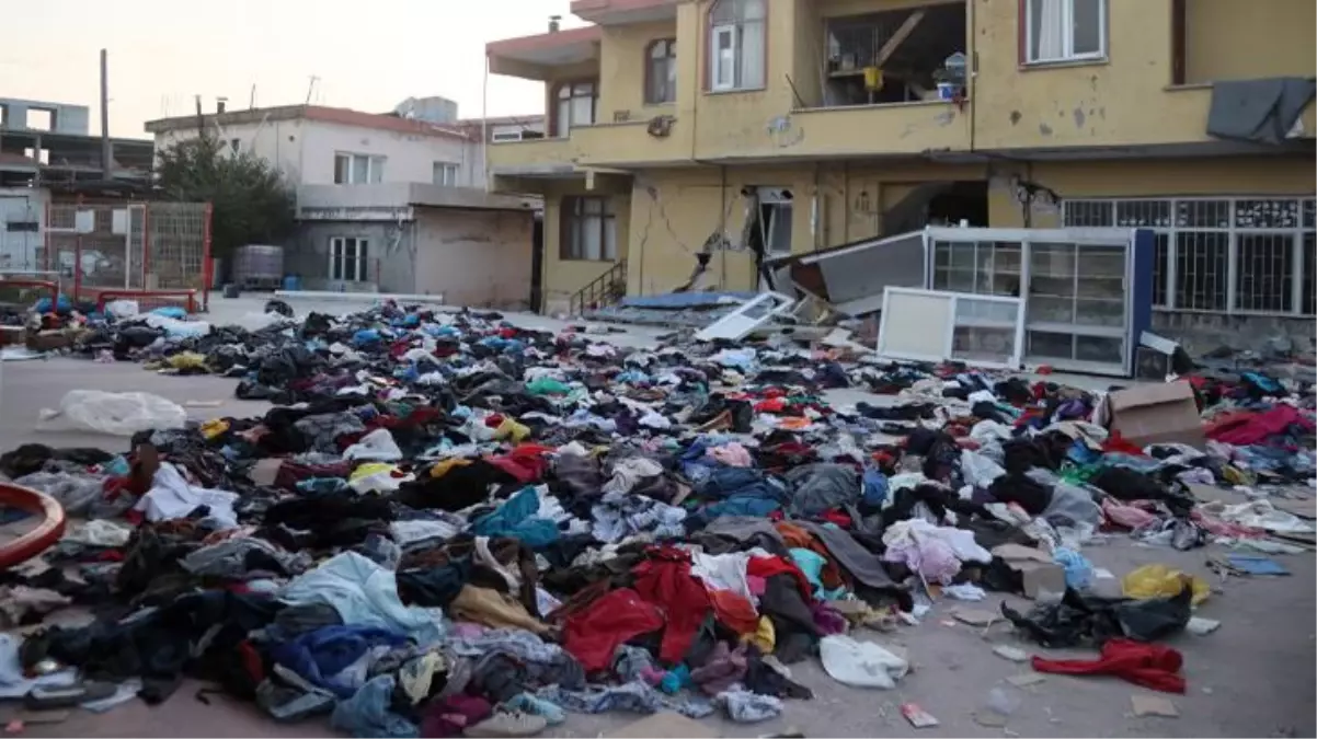 AFAD koordinasyon merkezinde sıra beklemek istemeyen tır şoförleri malzemeleri cadde ve sokaklara döktü