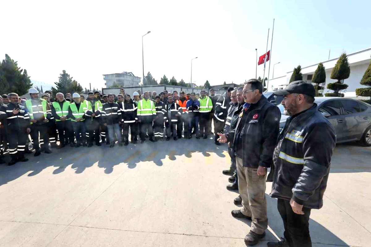 Bakan Dönmez, deprem bölgesinde çalışan elektrik işçilerini ziyaret etti