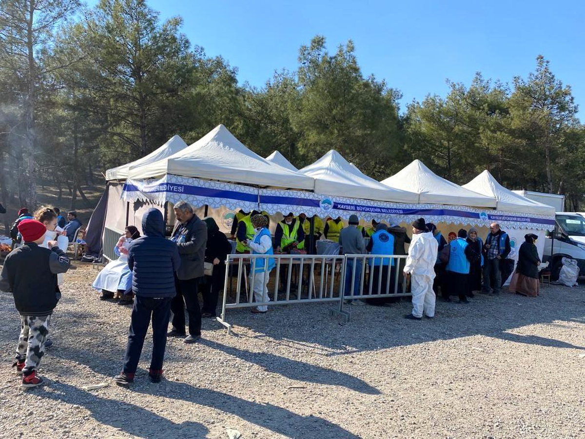 Büyükşehir\'in afetzedelere şefkat ve merhamet eli sürüyor