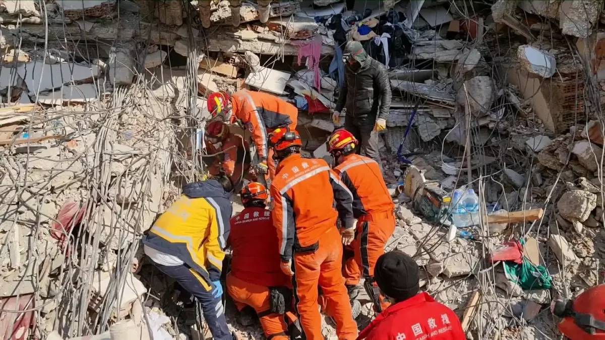 Çinli Kurtarma Ekibi Hatay\'da Enkaz Arasında Yaşam İzi Aramayı Sürdürüyor