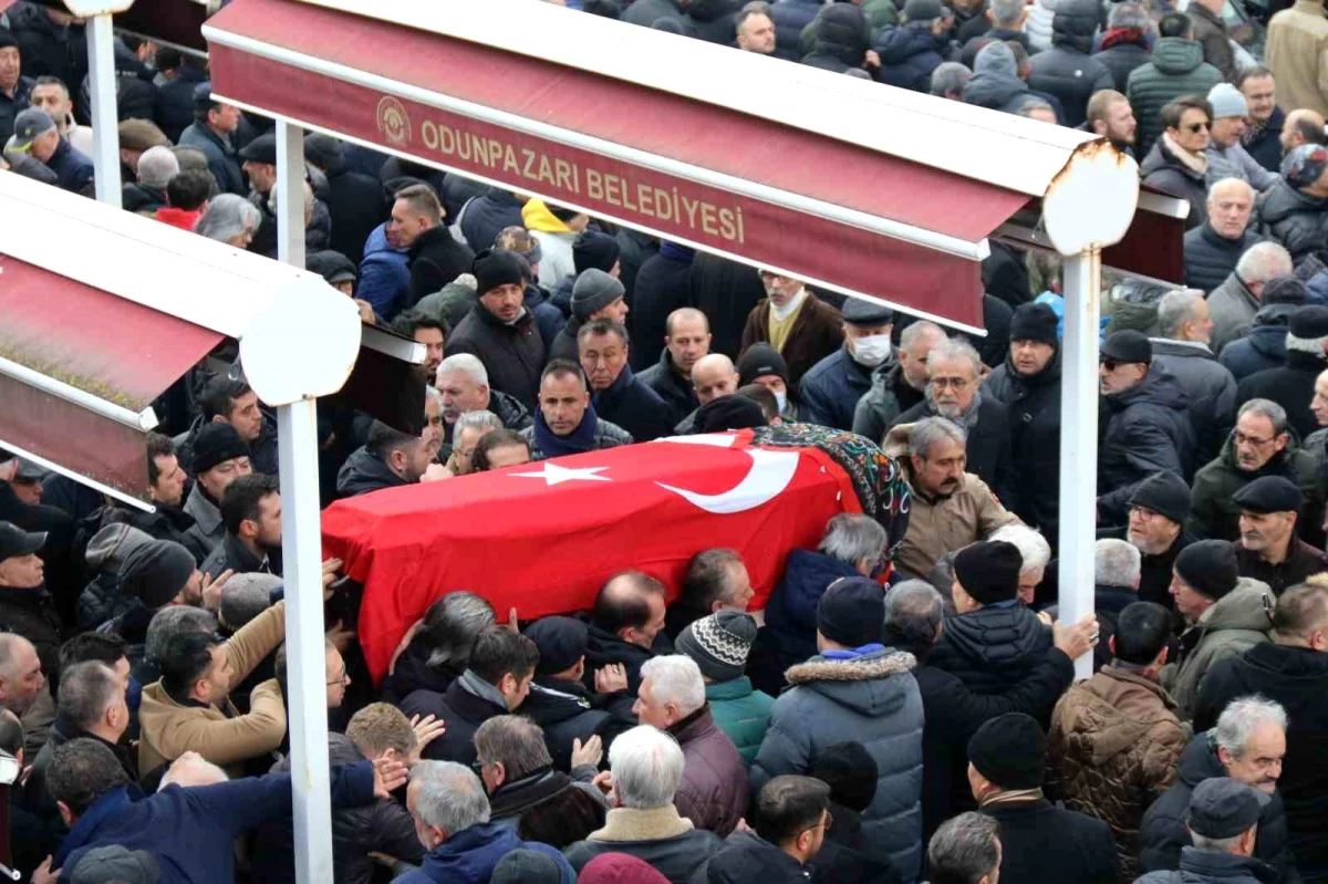 Depremde hayatını kaybeden genç icra müdürü Eskişehir\'de toprağa verildi