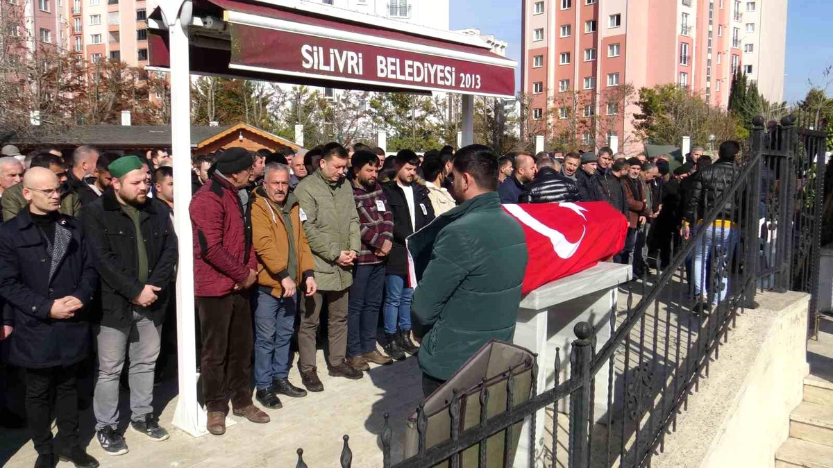 Depremde hayatını kaybeden Gökhan öğretmen Silivri\'de toprağa verildi