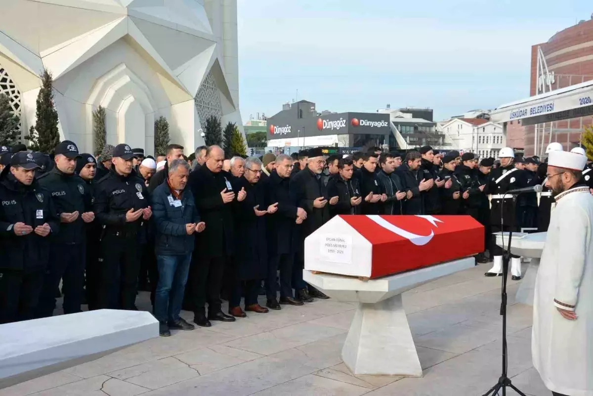 Depremde hayatını kaybeden polis memuru Sultanbeyli\'de toprağa verildi