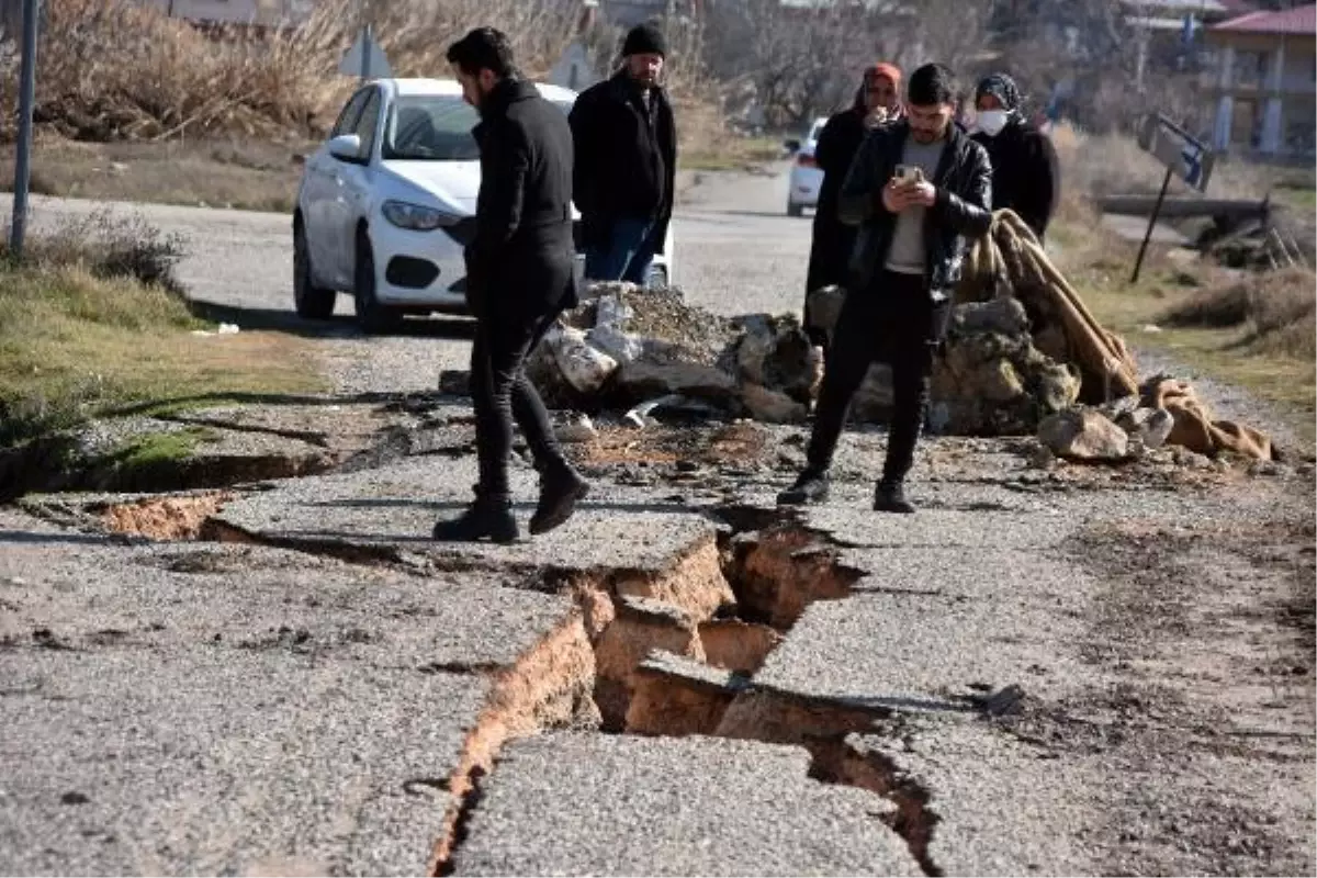 DEPREMDE OTOYOL VE KARA YOLLARINDA DERİN YARIKLAR, ÇÖKMELER OLUŞTU