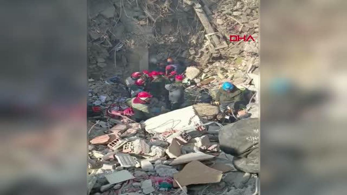 DEPREMDEN 1 GÜN ÖNCE BABALARINI KAYBEDEN 2 KARDEŞ, KAHRAMANMARAŞ'TA HAYAT KURTARDI