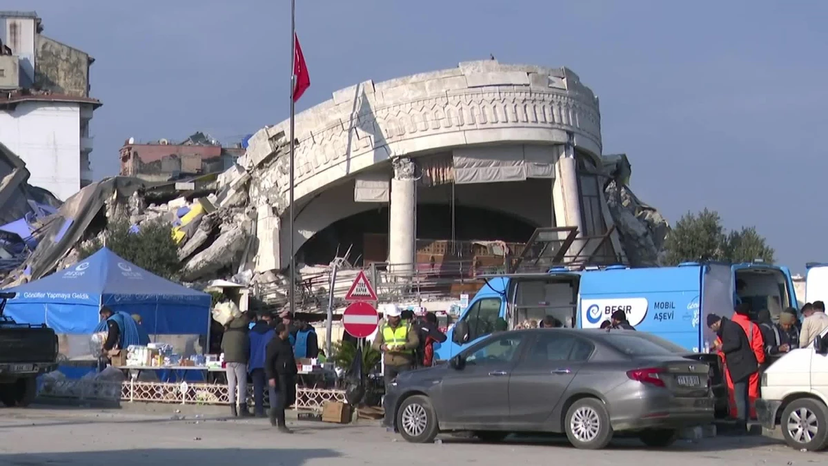 Depremin Ardından Antakya\'da Tarihi Binalar da Yıkıldı… Mahalle Muhtarı Yavrun: "Bırakıp Gidemem Her Şeyim Burada, Dünyamız Aşağıda"