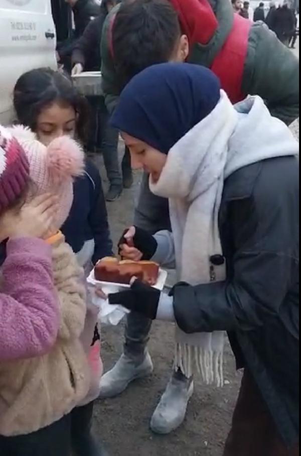 Depremzede Ezmira\'ya bisküvi, kekli sürpriz doğum günü kutlaması