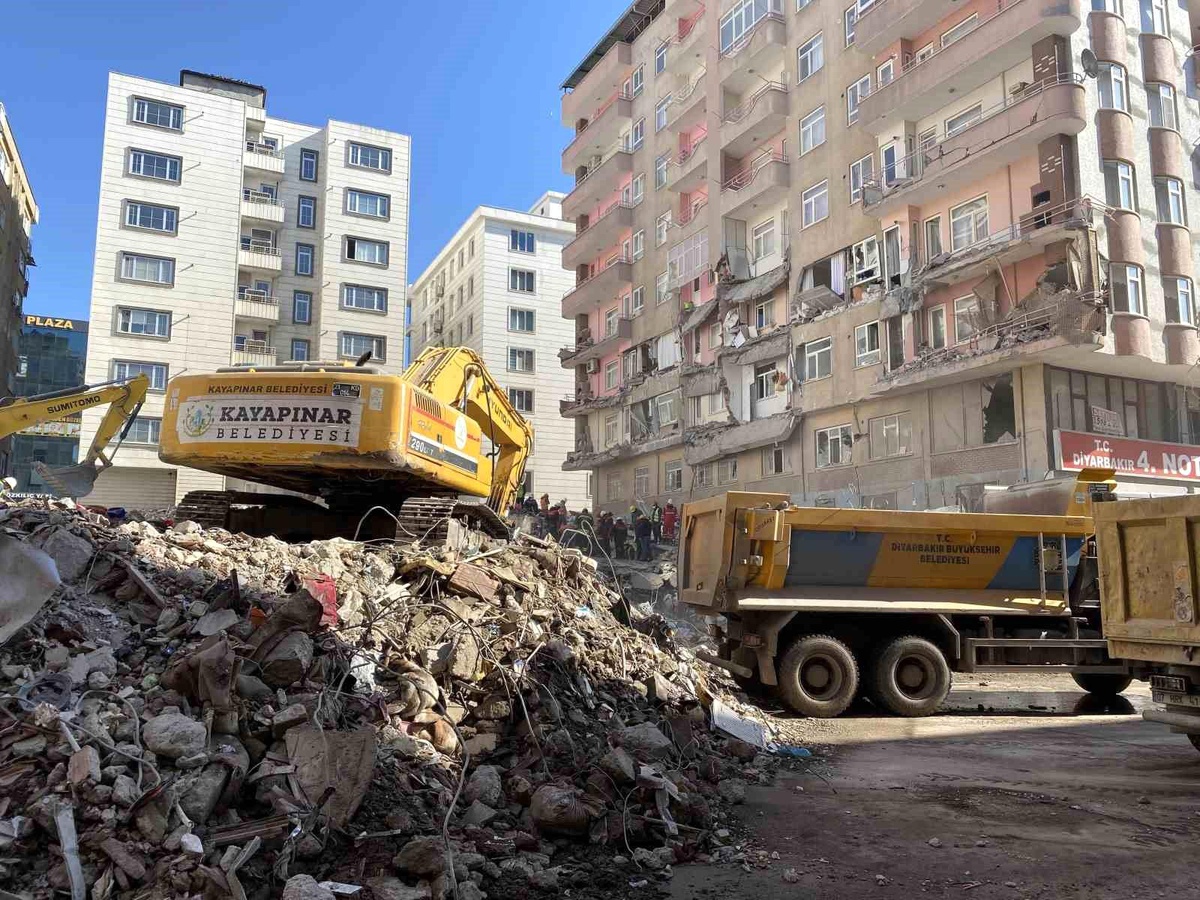 Diyarbakır\'daki enkazlarda arama kurtarma çalışmaları devam ediyor