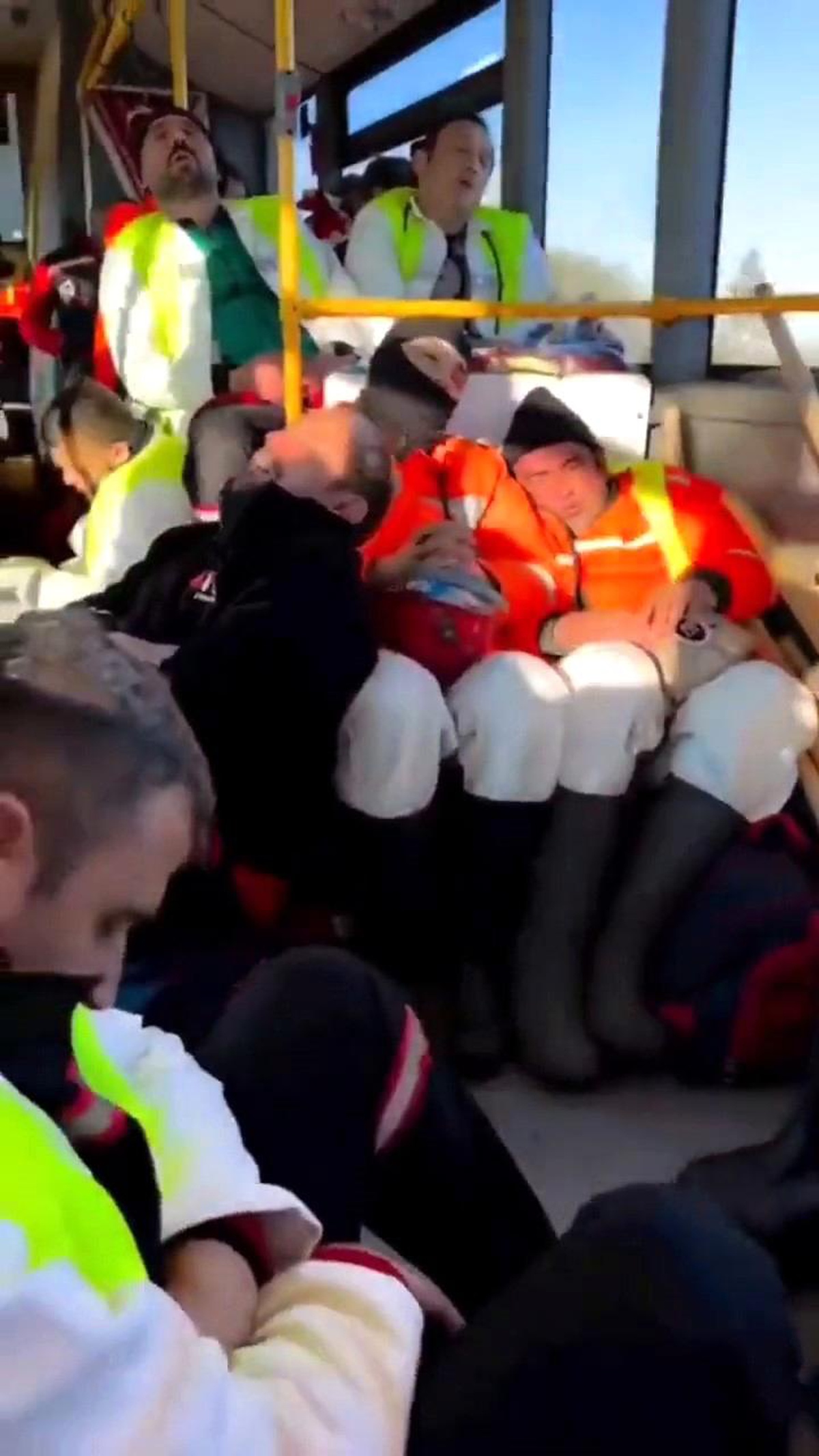 Enkaz başında yorgunluğunu unutan ekiplerin yürek ısıtan görüntüleri