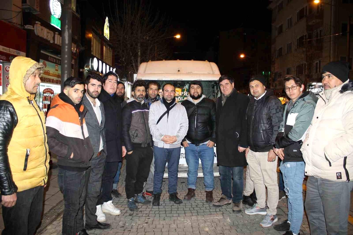 Eskişehir\'deki Afganistanlılar deprem bölgesine yardım gönderdi