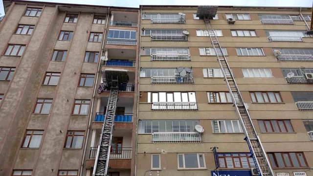 Fırsatçılar yine iş başında! Deprem sonrası Elazığ'da 800 liralık kiralar 4 bine çıktı Fırsatçılar yine iş başında! Deprem sonrası Elazığ'da 800 liralık kiralar 4 bine çıktı