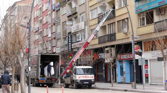 Fırsatçılar yine iş başında! Deprem sonrası Elazığ'da 800 liralık kiralar 4 bine çıktı Fırsatçılar yine iş başında! Deprem sonrası Elazığ'da 800 liralık kiralar 4 bine çıktı