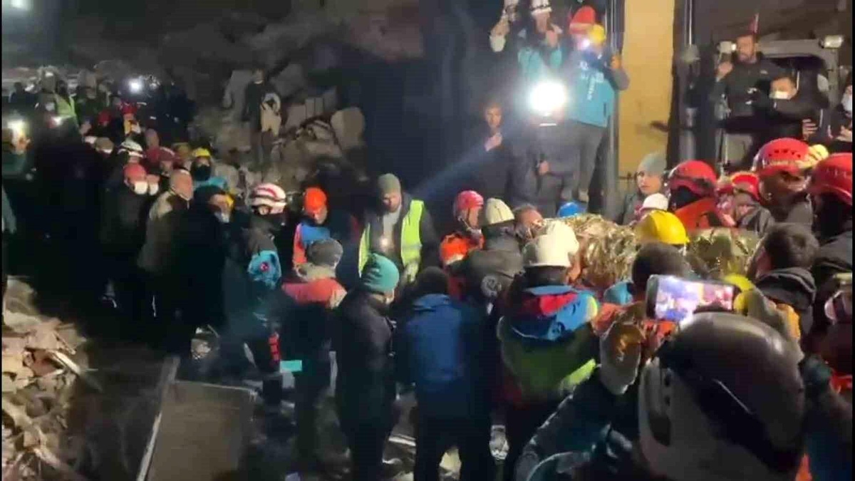 Hatay\'da 62 yaşındaki Mehmet amca 160 saat sonra enkazdan kurtarıldı