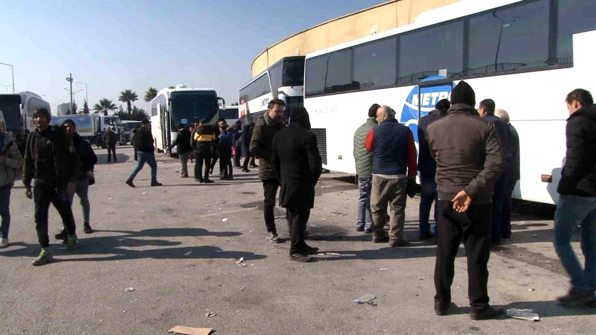 Hatay\'da depremzedelerin tahliyeleri devam ediyor