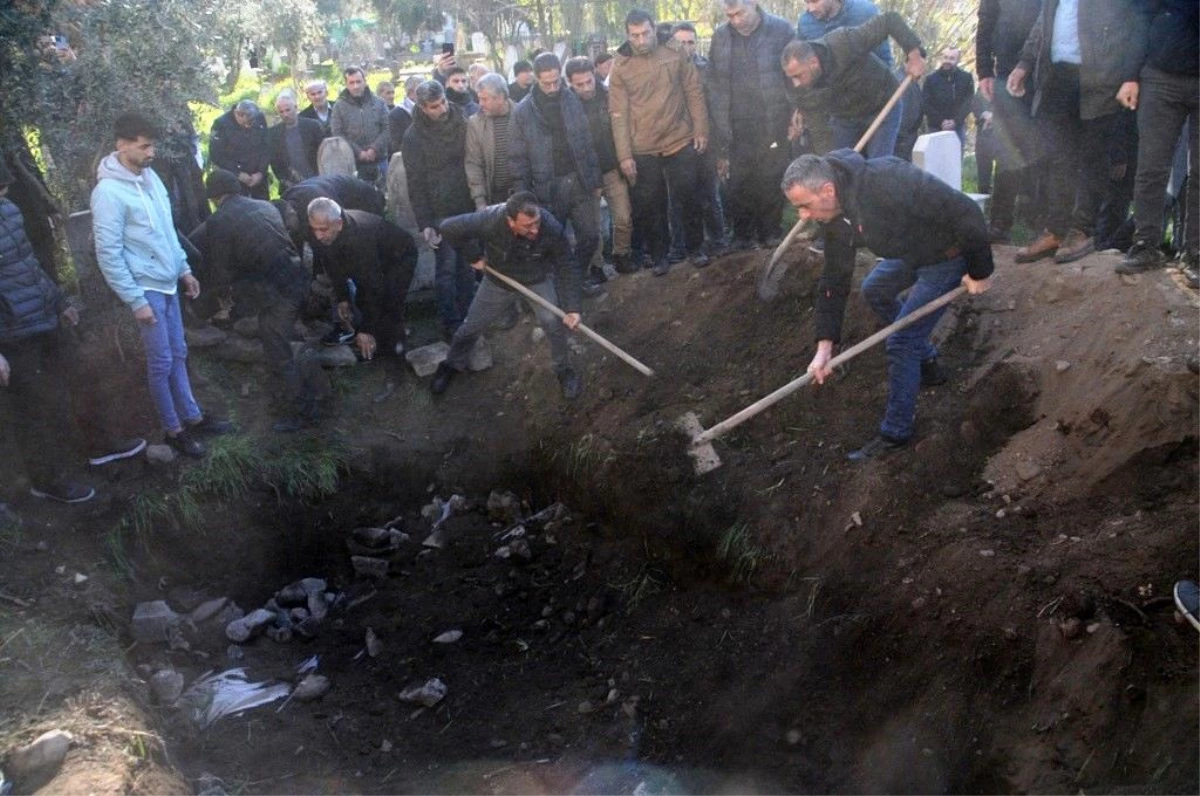 Hatay\'da enkaz altında kalarak hayatını kaybeden 4 kişilik aile Cizre\'de toprağa verildi