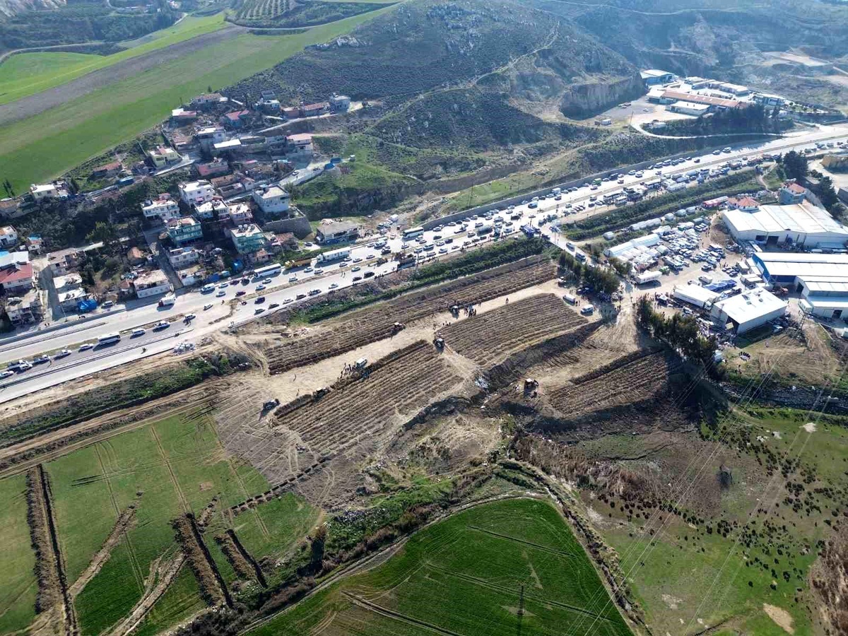 Hatay\'da yeni oluşturulan mezarlıklarda defin işlemleri devam ediyor