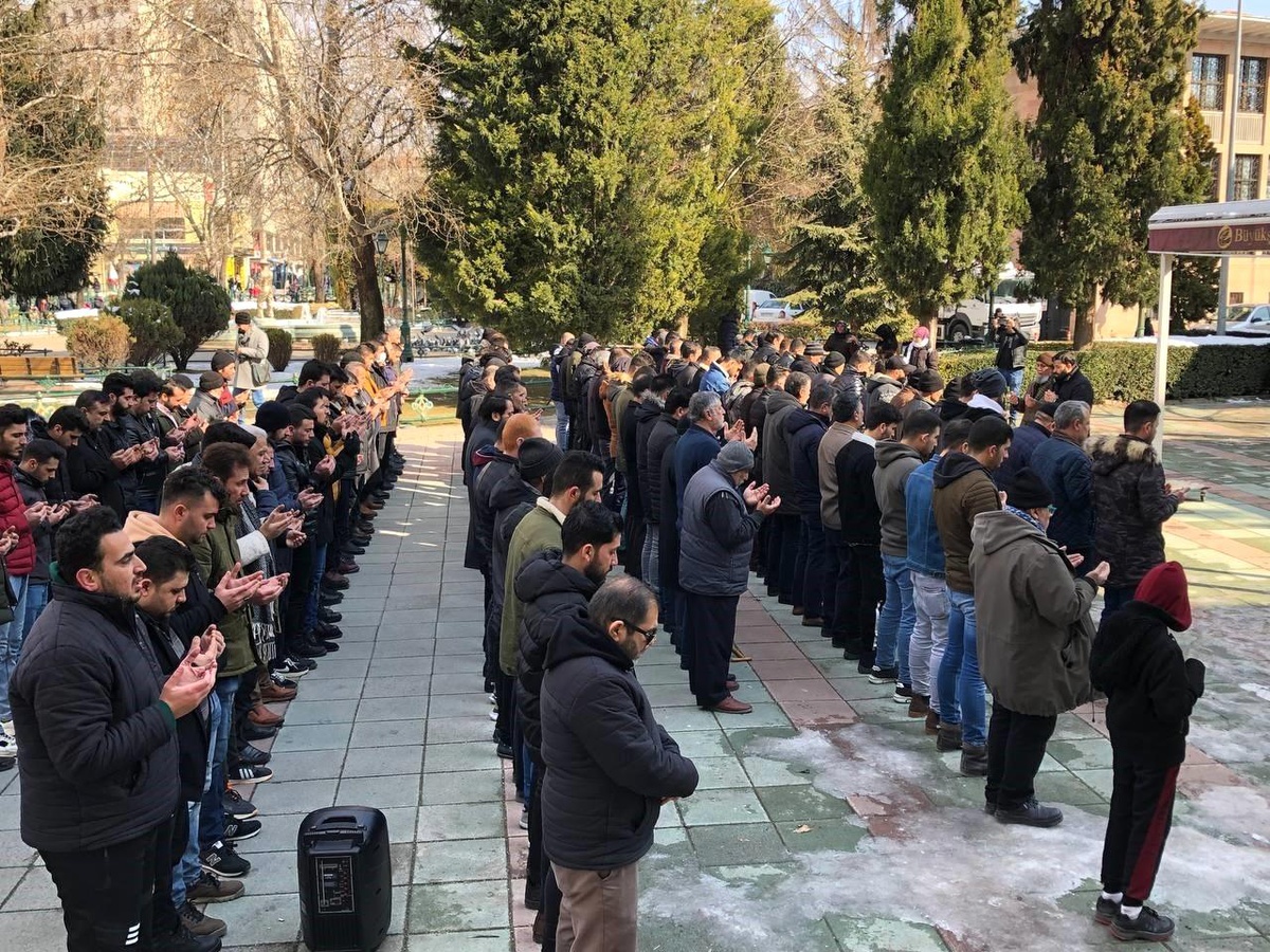 Irak Türkmenleri, felakette hayatını kaybedenler için gıyabi cenaze namazı kıldı