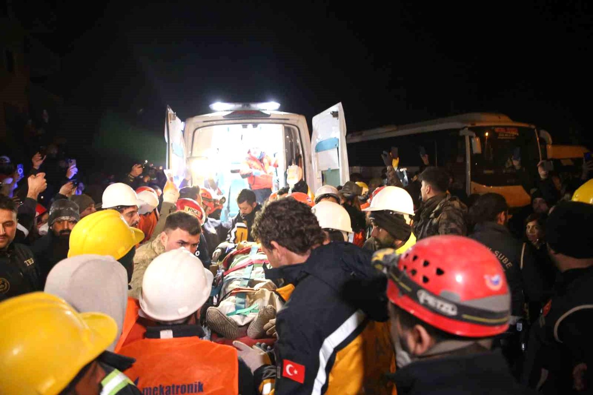 İskenderun\'dan 161\'inci saatte güzel haber: 50 yaşındaki kadın kurtarıldı