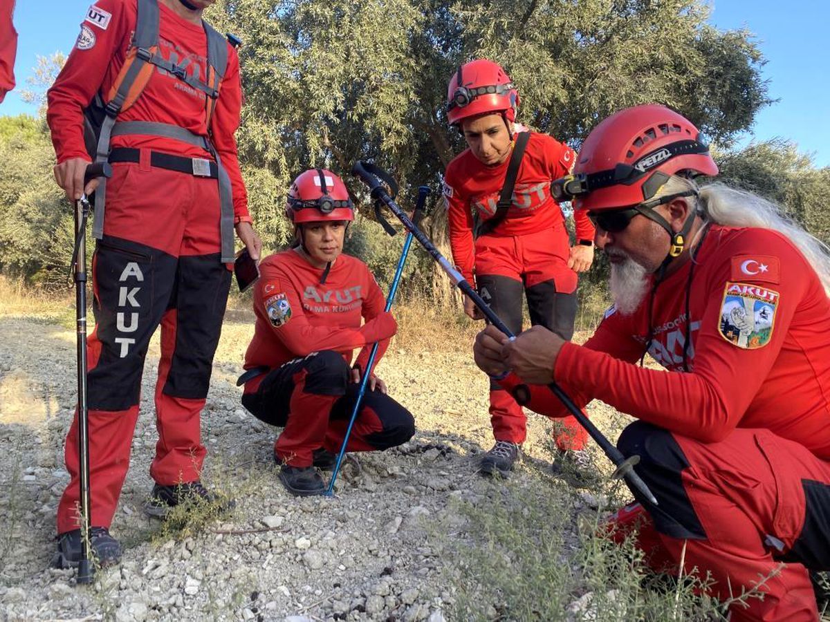 İzmir\'deki depremde oğlunu kaybetti, yardım için enkaz alanına koştu