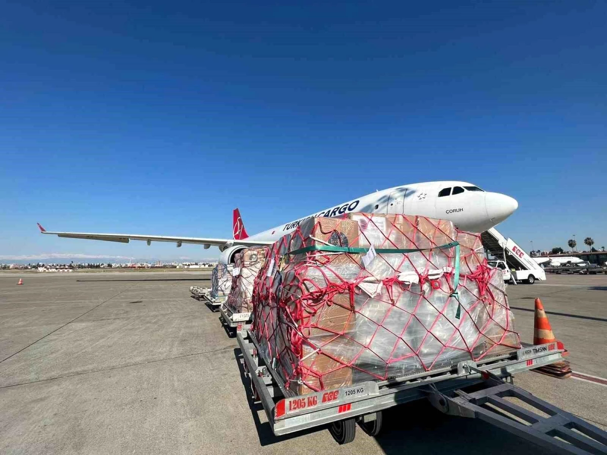 Katar\'dan Türkiye ve Suriye\'ye 43 tonluk yardım