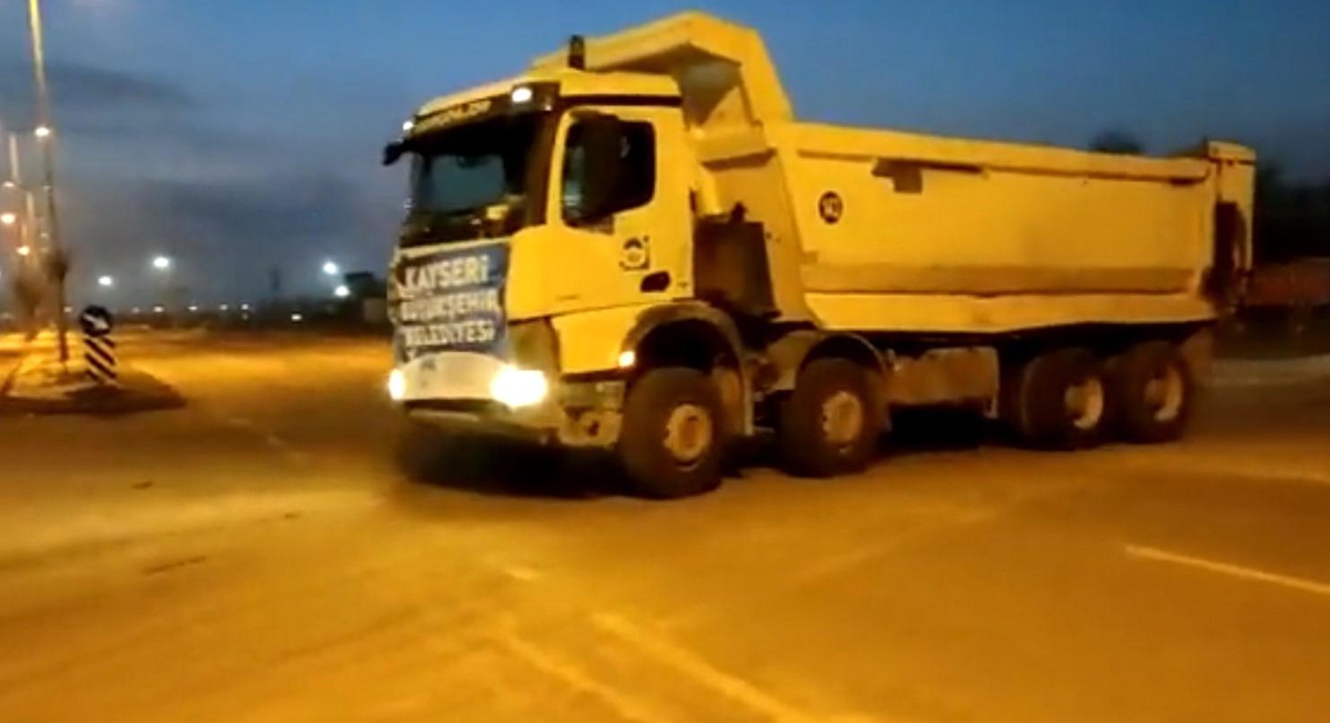 Kayseri Büyükşehir\'den deprem bölgesine 5 kamyon, 1 pikap ve 1 karavan daha sevk edildi