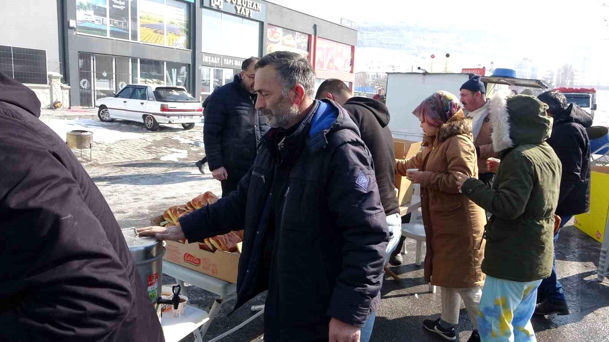 Kayseri\'de depremzedeler sıcak çay ve çorba ile karşılanıyor