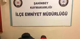 Kepenklerini araçla çarpıp kırdıkları işyerini soydular