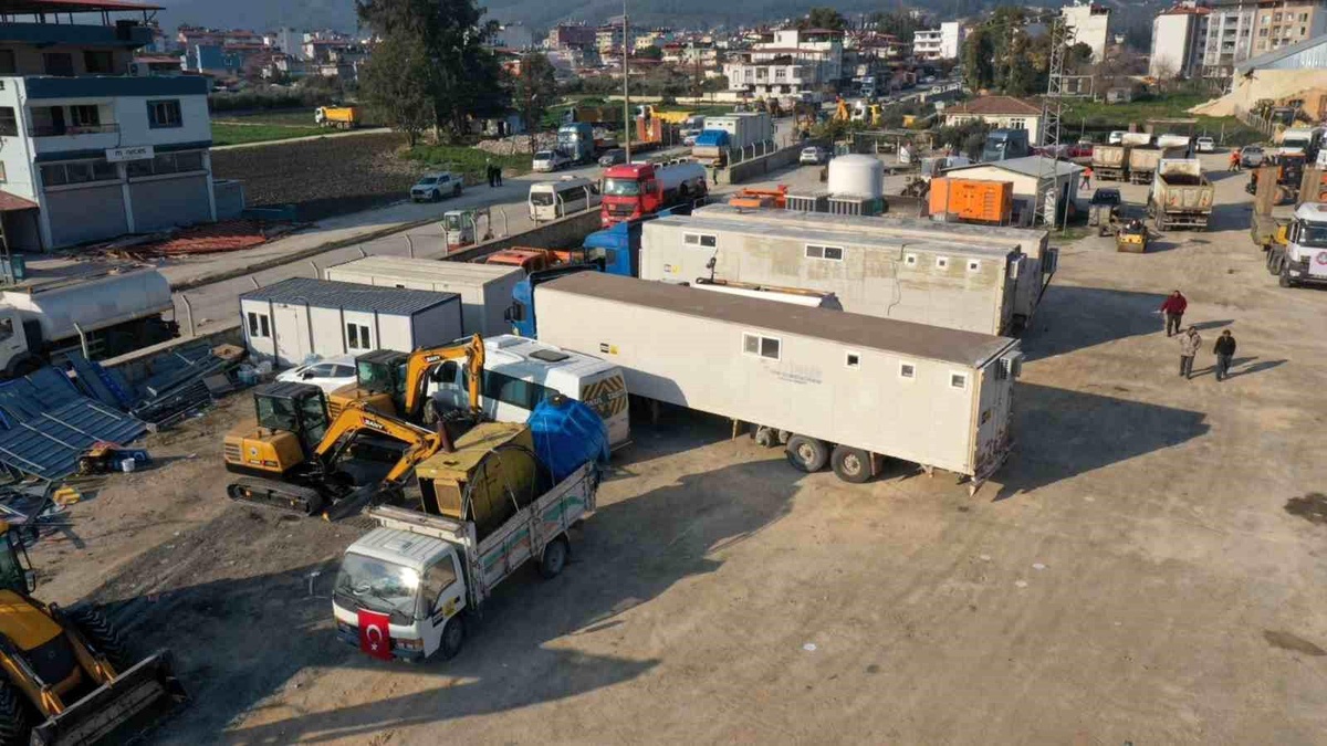 Konya Büyükşehir Belediyesi, Hatay\'da araç şantiyesi kurdu