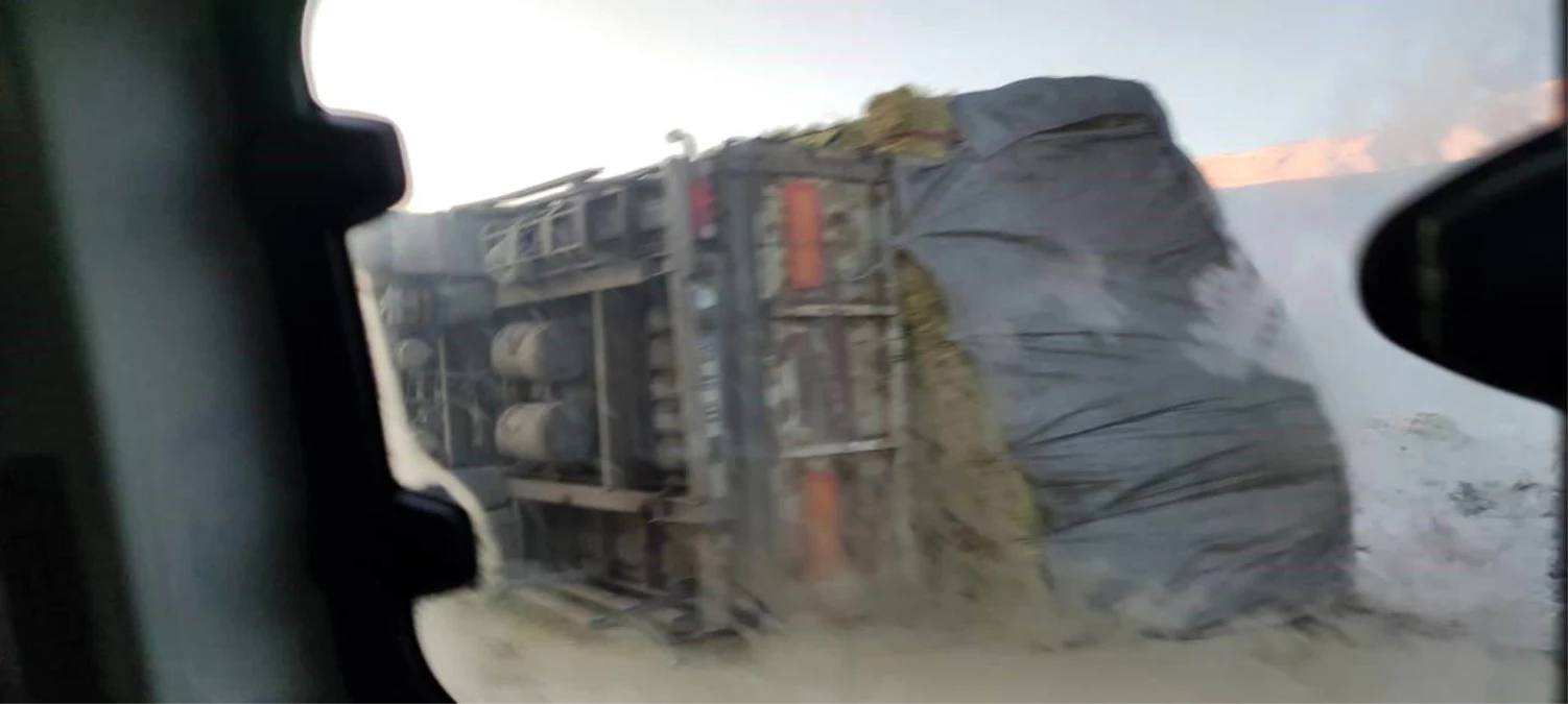 Kop Dağı\'nda saman yüklü kamyon devrildi sürücünün burnu bile kanamadı