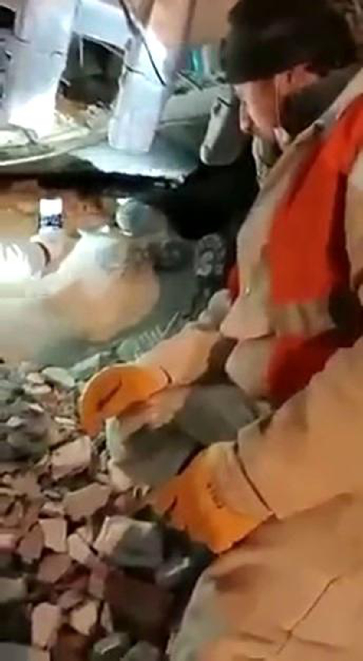Madenciler enkazda mahsur kalan muhabbet kuşunu 136 saat sonra kurtardı