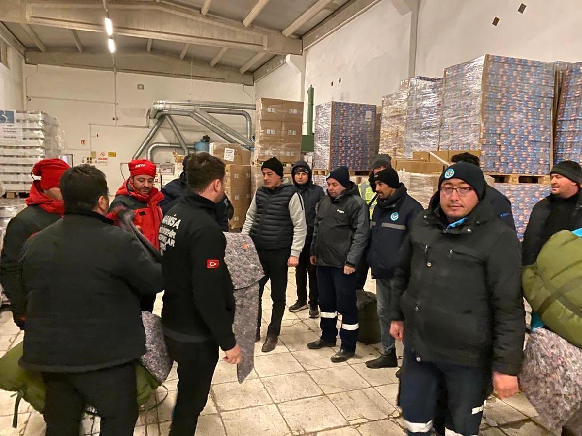 Manisa Büyükşehir Belediyesi tüm imkanlarıyla depremzedelerin yanında