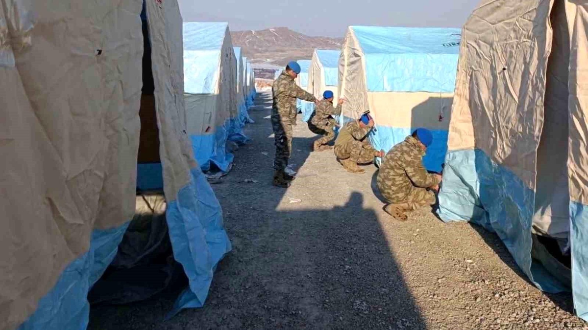Mehmetçik depremin ilk gününden bu yana çadır kurmaya devam ediyor